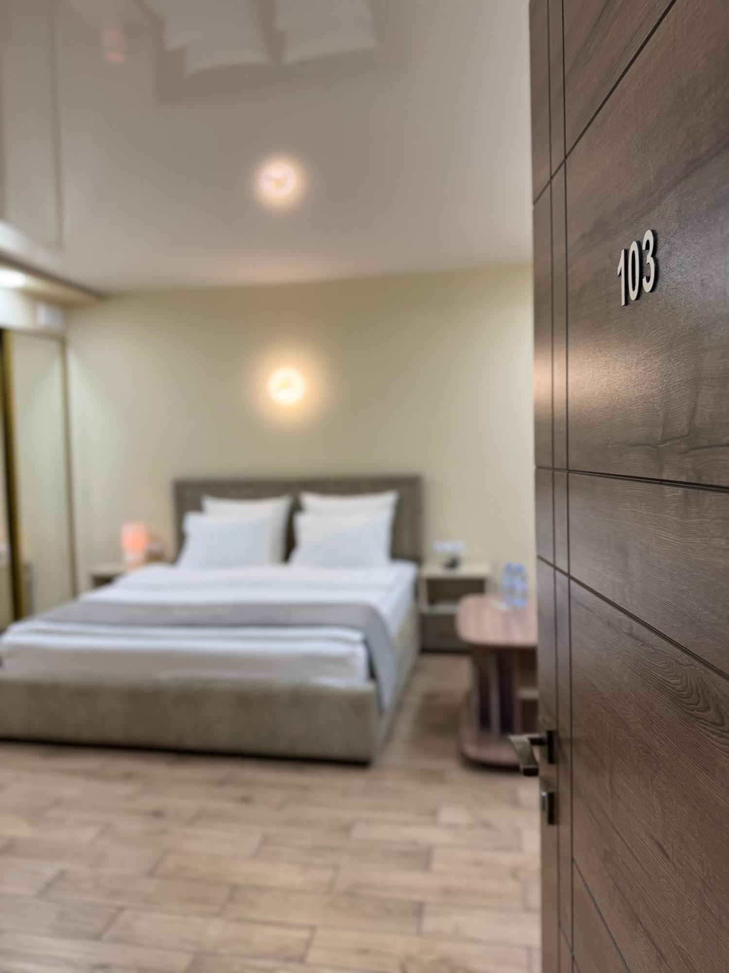 Central Hotel Gyumri Bagian luar foto