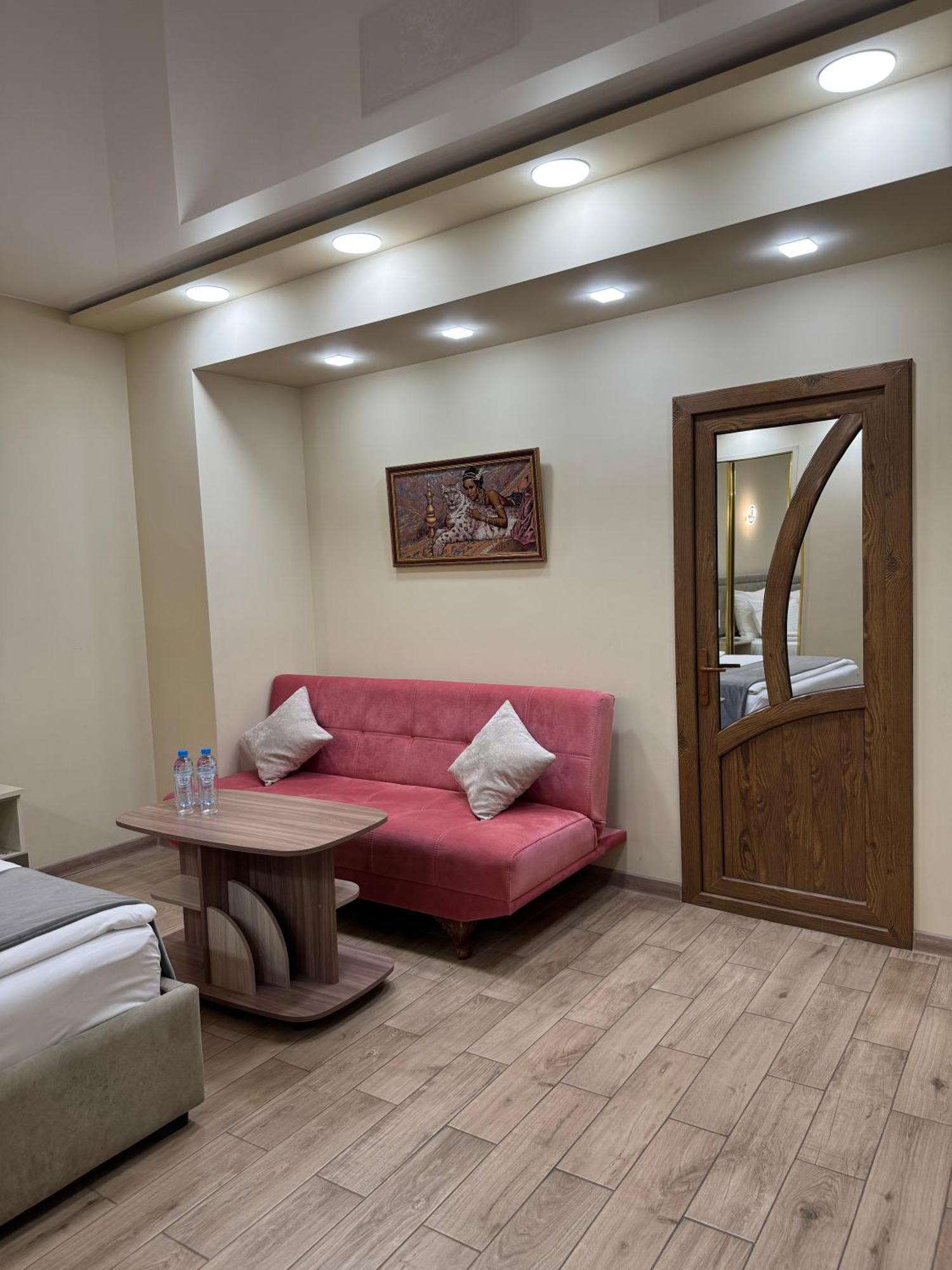 Central Hotel Gyumri Bagian luar foto